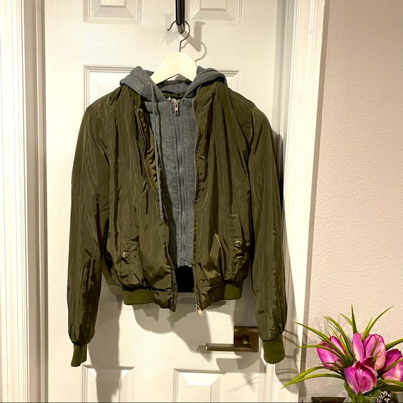 Ambiance Apparel Green Bomber Jacket (Size M) 🌹 - Picture 6 of 16